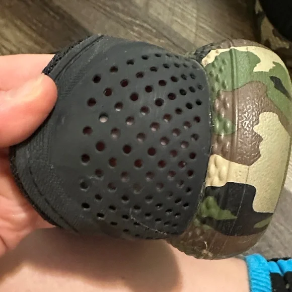 CROCS Black and Green Slip-On Shoes - Picture 4 of 5